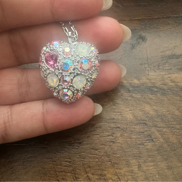 Beautiful heart shaped pendant with chain. - Picture 3 of 7